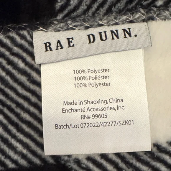 🖤 Rae Dunn “COZY” Black & White Buffalo Check Throw Blanket - Picture 2 of 4